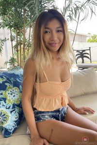 Fotos de buceta da linda adolescente asiática Clara Trinity Pussy