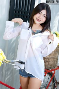 Asian girl de blusa branca e shortinho jeans curto ela vai deixar você louco de tesão