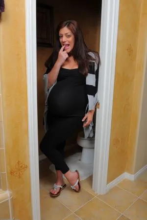 Pregnant MILF Alicia Silver grávida fazendo xixi e mostrando sua bela buceta grande